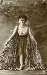 Schauspielerin in extravagantem Kleid mit auffälligem Dekolleté